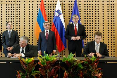 Predsednik Republike Slovenije dr. Danilo Trk in predsednik Republike Armenije Ser Sargsjan sta prisostvovala podpisu bilateralnih dogovorov med Republiko Slovenijo in Republiko Armenijo (foto: Stanko Gruden/STA)
