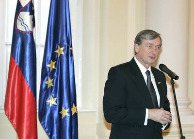 Predsednik republike dr. Danilo Trk je z Redom za zasluge odlikoval Mrio Pozsonec in Zvezo Slovencev na Madarskem (foto: Tina Kosec/STA)