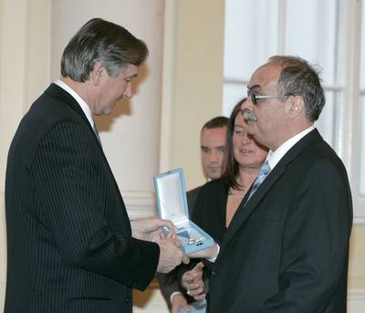 Predsednik republike dr. Danilo Trk je z Redom za zasluge odlikoval Zvezo drutev civilnih invalidov vojn Slovenije ob 40. obletnici njenega delovanja (foto: Tina Kosec/STA)