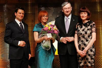 Predsednik republike dr. Danilo Trk z dobitnico naziva Ona 365 Joico Mauec Zakotnik, direktorjem drube Delo Jurijem Giacomellijem ter odgovorno urednico One in Onaplus Sabino Obolnar (foto: Stanko Gruden/STA)
