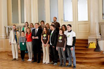 Predsednik republike dr. Danilo Trk je sprejel predstavnike mednarodne organizacije Ekologi brez meja (Ecologists Without Borders), ki sodelujejo v akciji "Oistimo Slovenijo 2012", ki poteka v okviru globalne akcije "Oistimo svet 2012" (foto: Stanko Gruden/STA)