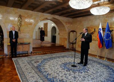 Predsednik republike dr. Danilo Trk je z Zlatim redom za zasluge odlikoval podjetje Pipistrel (foto: Neboja Teji/STA)