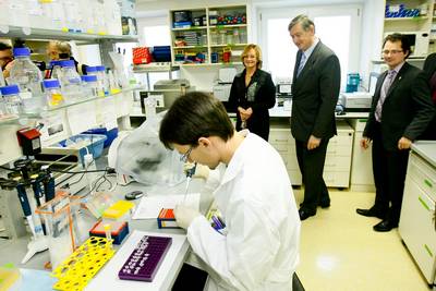 Predsednik republike dr. Danilo Trk je obiskal Center za funkcijsko genomiko in bioipe ter laboratorije podjetja DiaGenomi (foto: Stanko Gruden/STA)