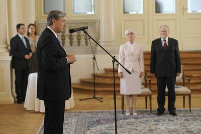 Predsednik republike dr. Danilo Trk je z Zlatim redom za zasluge odlikoval Glasbeno matico Ljubljana, z Redom za zasluge pa je odlikoval dr. Primoa Kureta (foto: Neboja Teji/STA)