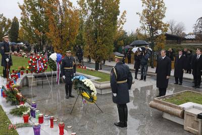 Predsednik Republike Slovenije dr. Danilo Trk je na ljubljanskem Pokopaliu ale poloil venec k Pomniku padlim v vojni za Slovenijo '91 (foto: Stanko Gruden/STA)