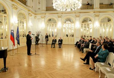 Predsednik republike dr. Danilo Trk je z Redom za zasluge odlikoval Joeta Humra in mag. Staneta Jurgca (foto: Daniel Novakovi/STA)