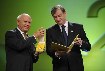 Predsednik republike dr. Danilo Trk je z Zlatim redom za zasluge odlikoval Olimpijski komite Slovenije - Zdruenje portnih zvez za uveljavljanje porta kot pomembne prvine kakovosti ivljenja Slovencev (foto: Neboja Teji/STA)