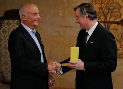 Predsednik republike dr. Danilo Trk je z Zlatim redom za zasluge odlikoval podjetje Pipistrel (foto: Neboja Teji/STA)