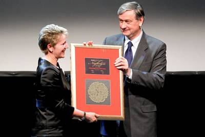 Predsednik republike dr. Danilo Trk je na slavnostni prireditvi Zlata nit 2011 podelil priznanje za najboljega zaposlovalca v letu 2011 v kategoriji velikih podjetij, ki ga je prejelo podjetje Adria Mobil (foto: Stanko Gruden/STA)