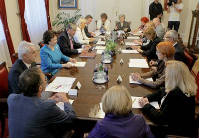 Predsednik dr. Danilo Trk in soproga Barbara Mikli Trk sta sprejela vodje dravnih presejalnih programov DORA, ZORA in SVIT, predstavnike Ministrstva za zdravje, onkolokega intituta in slovenskih drutev, ki delujejo na podroju boja proti raku (foto: Daniel Novakovi/STA)