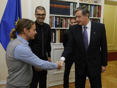 Predsednik republike dr. Danilo Trk je sprejel slovenske predstavnike gibanja Movember, ki na svetovni ravni opozarja in informira o mokih boleznih, med katerimi je posebej izpostavljen rak prostate (foto: Neboja Teji/STA)