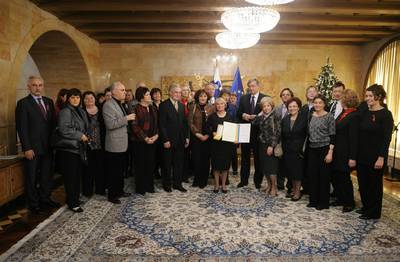 Predsednik republike dr. Danilo Trk je z Zlatim redom za zasluge odlikoval Drutvo Bralna znaka Slovenije – ZPMS (foto: Neboja Teji/STA)