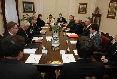 Predsednik dr. Danilo Trk je sprejel predstavnike Rdeega kria Slovenije, Slovenske karitas in Nacionalnega foruma humanitarnih organizacij Slovenije, s katerimi se je pogovarjal o aktivnostih na podroju socialnih programov in humanitarnih dejavnosti (foto: Neboja Teji/STA)