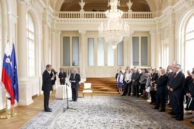 Predsednik republike dr. Danilo Trk je z Redom za zasluge odlikoval Kurta Kanclerja (foto: Stanko Gruden/STA)