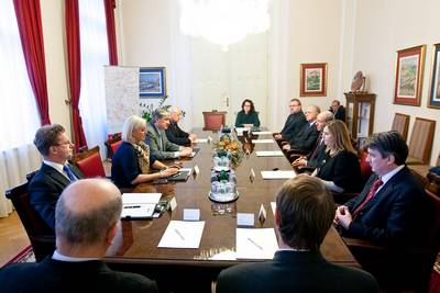 Predsednik republike dr. Danilo Trk je ob obletnici konca prve svetovne vojne organiziral pogovor o projektu Pot miru od Alp do Jadrana v spomin na Soko fronto, na katerem so sodelovali predstavniki Fundacije Poti miru v Posoju (foto: Stanko Gruden/STA)