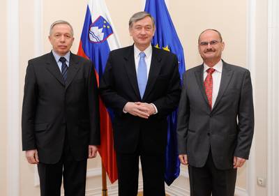 Predsednik in vrhovni poveljnik obrambnih sil dr. Danilo Trk je sprejel nekdanjega naelnika Generaltaba Slovenske vojske generalpodpolkovnika Albina Gutmana in nekdanjega naelnika Republikega taba Teritorialne obrambe generalmajorja Janeza Slaparja ob njuni upokojitvi (foto: Neboja Teji/STA)