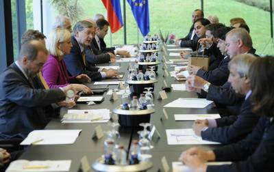 Predsednik republike dr. Danilo Trk je organiziral pogovor s predstavniki romskih organizacij ter predstavniki dravnih organov in nevladnih organizacij, ki se ukvarjajo z romsko problematiko (foto: Neboja Teji/STA)