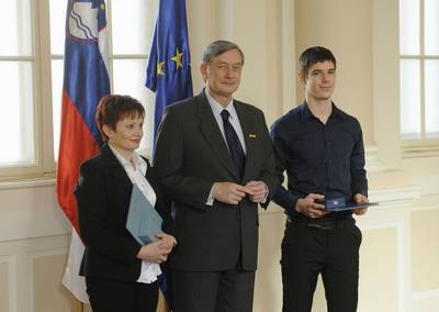 Predsednik republike dr. Danilo Trk je z Redom za zasluge odlikoval Marijano Suki, z Medaljo za hrabrost pa je odlikoval Roka Vorija (foto: Neboja Teji/STA)