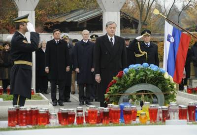 Predsednik Republike Slovenije dr. Danilo Trk je poloil venec k Pomniku padlim v vojni za Slovenijo '91 na ljubljanskem Pokopaliu ale (foto: Neboja Teji/STA)