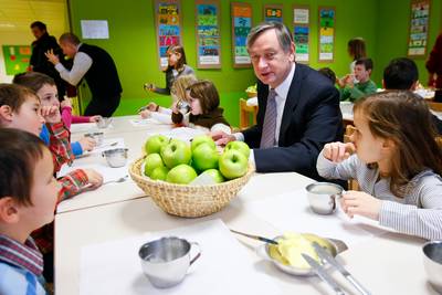 Predsednik republike dr. Danilo Trk je obiskal Osnovno olo Polhov Gradec, kjer je sodeloval v projektu Tradicionalni slovenski zajtrk (foto: Stanko Gruden/STA)