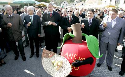 Predsednik republike dr. Danilo Trk se je udeleil prireditve Praznik kozjanskega jabolka 2011 (foto: Nada Mihajlovi/STA)