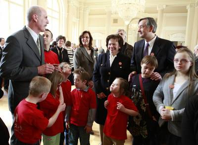 Predsednik republike dr. Danilo Trk je ob svetovnem dnevu Downovega sindroma priredil sprejem za stare z otroki in odrasle posameznike z Downovim sindromom (foto: Tina Kosec/STA)