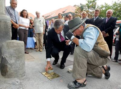 Predsednik republike dr. Danilo Trk se je udeleil slovesnosti ob odkritju vgrajenih "Tlakovcev spomina", kjer je simbolino poloil zadnji tlakovec v spomin na mariborske rtve holokavsta (foto: Stanko Gruden/STA)