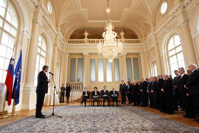 Predsednik republike dr. Danilo Trk je vroil odlikovanje Zlati red za zasluge dr. Borisu Pleskoviu ter z Redom za zasluge odlikoval Marijo Pirjevec Paternu, mag. Rudija Vouka in Darka onca (foto: Stanko Gruden/STA)