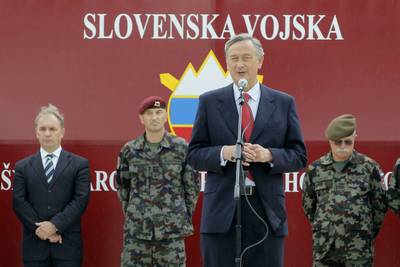 Predsednik republike dr. Danilo Trk je vroil odlikovanje Zlati red za zasluge oli za podastnike Andrej Komel plemeniti – Soebran (foto: Daniel Novakovi/STA) 