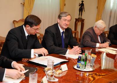 Predsednik Republike Slovenije dr. Danilo Trk je sprejel predsedujoega Predsedstvu Bosne in Hercegovine Nebojo Radmanovia ter lana Predsedstva Bosne in Hercegovine eljka Komia in Bakirja Izetbegovia (foto: Neboja Teji/STA)