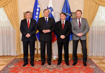 Predsednik Republike Slovenije dr. Danilo Trk je sprejel predsedujoega Predsedstvu Bosne in Hercegovine Nebojo Radmanovia ter lana Predsedstva Bosne in Hercegovine eljka Komia in Bakirja Izetbegovia (foto: Neboja Teji/STA)