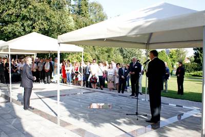 Predsednik republike dr. Danilo Trk je priredil sprejem za udeleence 1. konference slovenskih mladih raziskovalcev, podiplomskih in dodiplomskih tudentov iz sveta in Slovenije (foto: Stanko Gruden/STA)