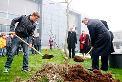 Predsednik republike dr. Danilo Trk je s predstavniki olskega otrokega parlamenta Osnovne ole Polhov Gradec posadil drevo, posveeno Organizaciji zdruenih narodov in mirnemu reevanju sporov (foto: Stanko Gruden)