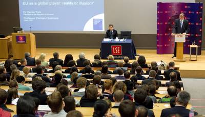 Predsednik republike dr. Danilo T�rk je obiskal Londonsko �olo za ekonomijo in politologijo (London School of Economics and Political Science), kjer je predaval na temo "Evropska unija kot globalni igralec: Realnost ali iluzija?" (foto: Stanko Gruden/STA)