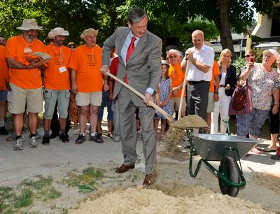 Predsednik dr. Danilo Trk se je udeleil prostovoljske delovne akcije preureditve igria v moderen venamenski javni prostor, ki poteka v okviru evropskega projekta "PreNova mesta (ReNewTown) – Nova post-socialistina mesta: konkurenna in privlana" (foto: Neboja Teji/STA)