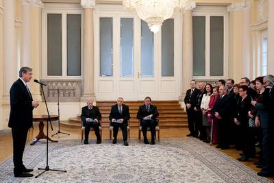 Predsednik republike dr. Danilo Trk je z Redom za zasluge odlikoval Zvezo delovnih invalidov Slovenije, mag. Martina Totha in dr. Josipa Miloa Turka (foto: Stanko Gruden/STA)