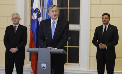 Predsednik Republike Slovenije dr. Danilo Trk, predsednik Dravnega zbora Republike Slovenije dr. Pavel Gantar in predsednik Vlade Republike Slovenije Borut Pahor so priredili tradicionalni novoletni sprejem za novinarje in urednike (foto: Tamino Petelinek/STA)