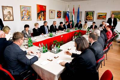 Predsednik Madarske dr. Pl Schmitt in predsednik Republike Slovenije dr. Danilo Trk sta se sreala s predstavniki slovenske narodne skupnosti na Madarskem (foto: Stanko Gruden/STA)