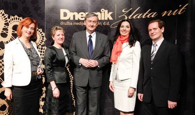 Predsednik republike dr. Danilo Trk s predstavniki najboljih zaposlovalcev v letu 2011 po izboru projekta Zlata nit - mag. Jernejo Kamnikar iz Viva, Sonjo Gole iz Adrie Mobil, Biljano Weber iz Microsofta in dr. Borisom Dularjem iz Krke (foto: Stanko Gruden/STA)