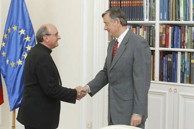 Predsednik Republike Slovenije dr. Danilo Trk je sprejel apostolskega nuncija in doyena diplomatskega zbora v Republiki Sloveniji nadkofa msgr. dr. Juliusza Janusza (foto: Stanko Gruden/STA)