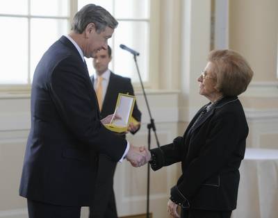 Predsednik republike dr. Danilo Trk je z Zlatim redom za zasluge odlikoval Eriko Frst (foto: Neboja Teji/STA)