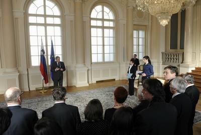 Predsednik republike dr. Danilo Trk je z Redom za zasluge odlikoval Marijano Suki, z Medaljo za hrabrost pa je odlikoval Roka Vorija (foto: Neboja Teji/STA)