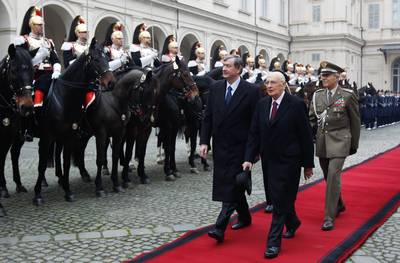 Predsednik Italijanske republike Giorgio Napolitano se je z vojakimi astmi poslovil od predsednika Republike Slovenije dr. Danila Trka (foto: Stanko Gruden/STA)