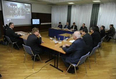 Predsednik republike in vrhovni poveljnik obrambnih sil dr. Danilo Trk je s pomojo videokonference nagovoril pripadnike Slovenske vojske v mednarodnih operacijah in misijah ter na vojakih predstavnitvih v tujini (foto: Neboja Teji/STA)