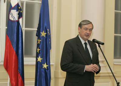 Predsednik republike in vrhovni poveljnik obrambnih sil dr. Danilo Trk je priredil tradicionalni sprejem za pripadnike obrambno-varnostnih sil, sil zaite in reevanja ter predstavnike veteranskih in domoljubnih organizacij (foto: Tina Kosec/STA)