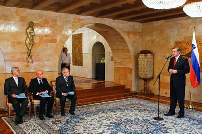 Predsednik republike dr. Danilo Trk je z Redom za zasluge odlikoval dr. Franca Hebra, Boruta Simona Poganika in dr. Nada Vodopijo (foto: Stanko Gruden/STA)