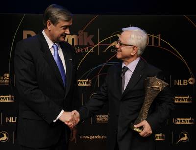 Predsednik republike dr. Danilo Trk je podelil nagrado zlata gazela 2011 podjetju KLS Ljubno kot najboljemu med hitro rastoimi slovenskimi podjetji (foto: Neboja Teji/STA)
