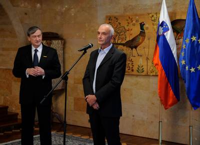 Predsednik republike dr. Danilo Trk je z Zlatim redom za zasluge odlikoval podjetje Pipistrel (foto: Neboja Teji/STA)