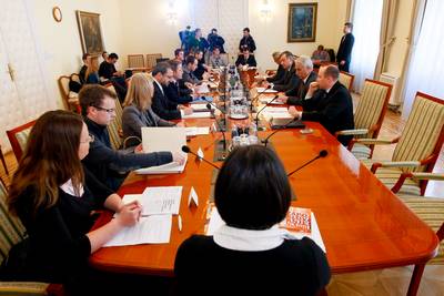 Predsednik republike dr. Danilo Trk je organiziral pogovor o problematiki zaposlovanja mladih, na katerem so sodelovali predstavniki mladinskih, tudentskih in dijakih organizacij ter dravnih institucij (foto: Stanko Gruden/STA)