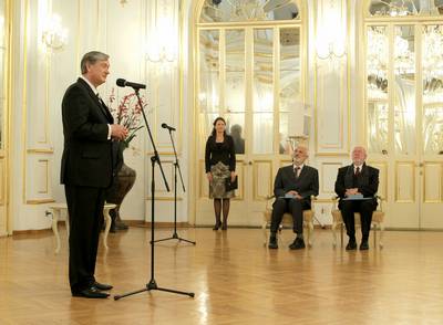 Predsednik republike dr. Danilo Trk je z Redom za zasluge odlikoval Joeta Humra in mag. Staneta Jurgca (foto: Daniel Novakovi/STA)